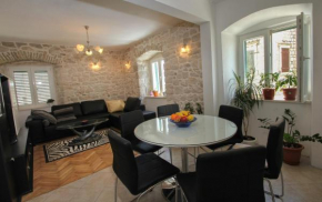 Modern apt in the stone house in the very center
